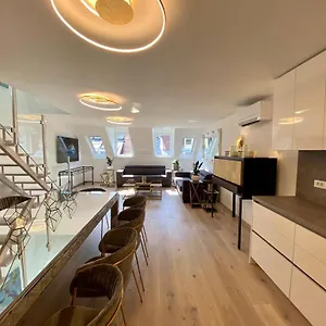 Ab - The Princess Castle Triplex Apartment